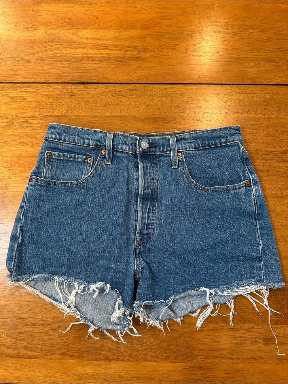Levi’s 501 women’s distressed shorts. Button fly, high rise. Sz 31. Fringe hem.